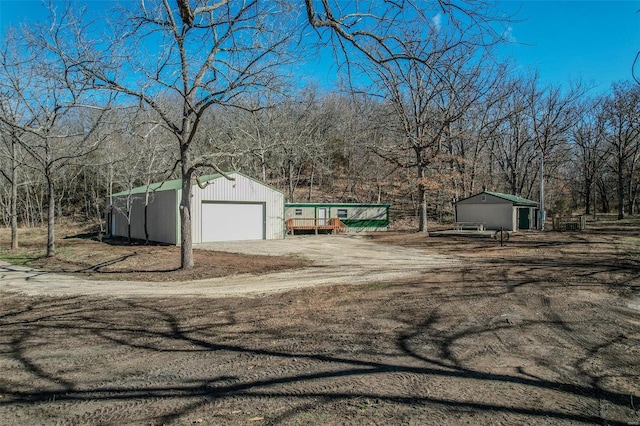 view of yard featuring an outdoor structure and a garage