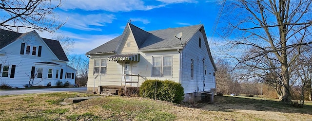 view of front of home featuring central AC unit and a front lawn