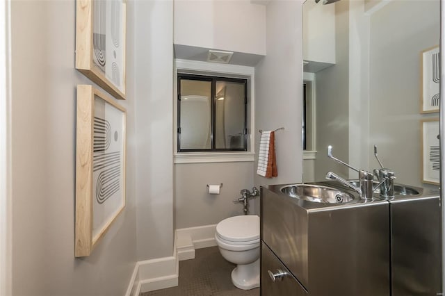 bathroom with toilet, visible vents, baseboards, and vanity