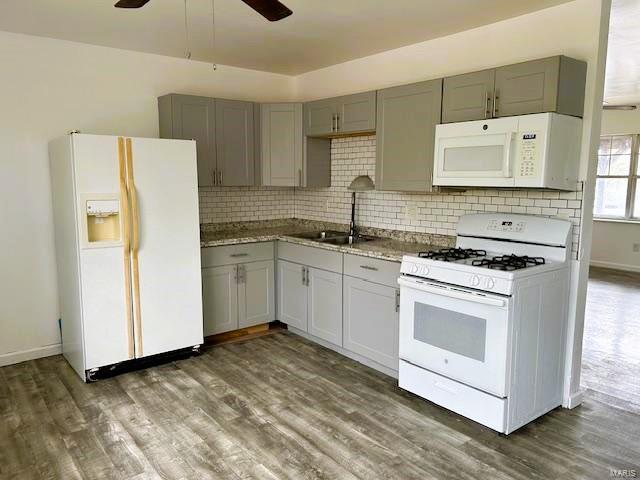 kitchen with gray cabinets, dark wood-type flooring, sink, white appliances, and ceiling fan