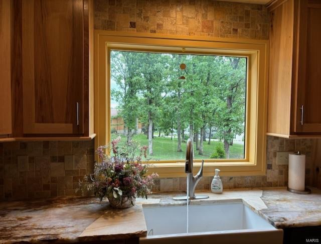 kitchen featuring sink, a healthy amount of sunlight, and backsplash