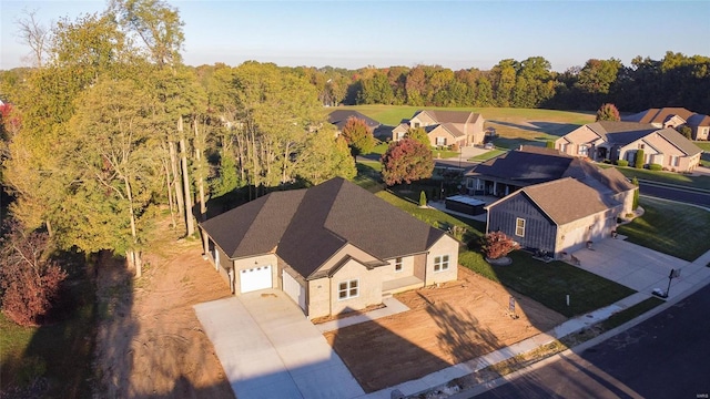 bird's eye view featuring a residential view and a wooded view