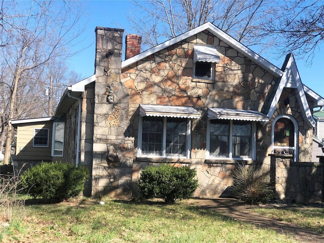 view of side of property featuring a yard