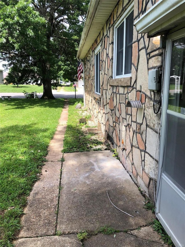 view of side of property featuring a yard