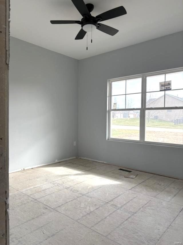 empty room featuring ceiling fan