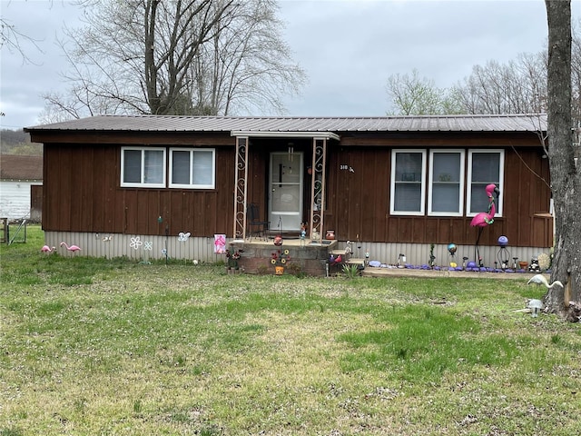 view of front of house featuring a front lawn