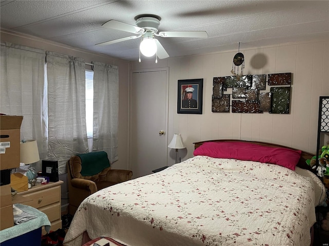 bedroom featuring a textured ceiling and ceiling fan