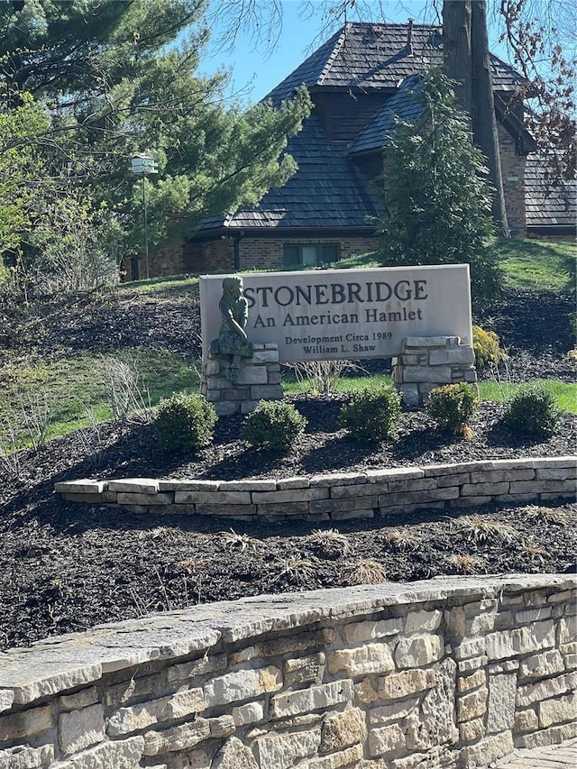 view of community / neighborhood sign