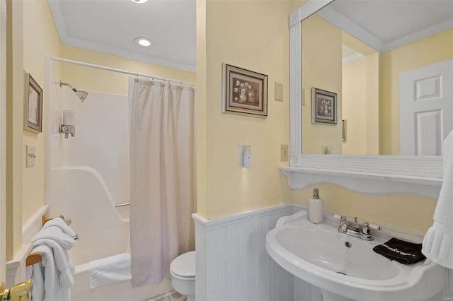 bathroom featuring ornamental molding, a shower with shower curtain, toilet, and sink