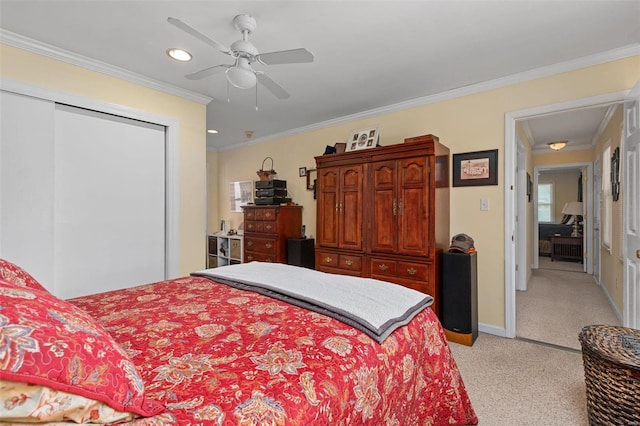 bedroom with crown molding, ceiling fan, and a closet