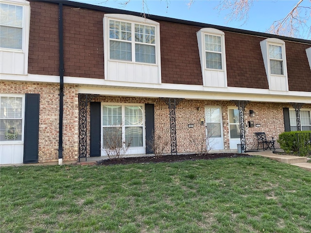 view of property featuring a front yard