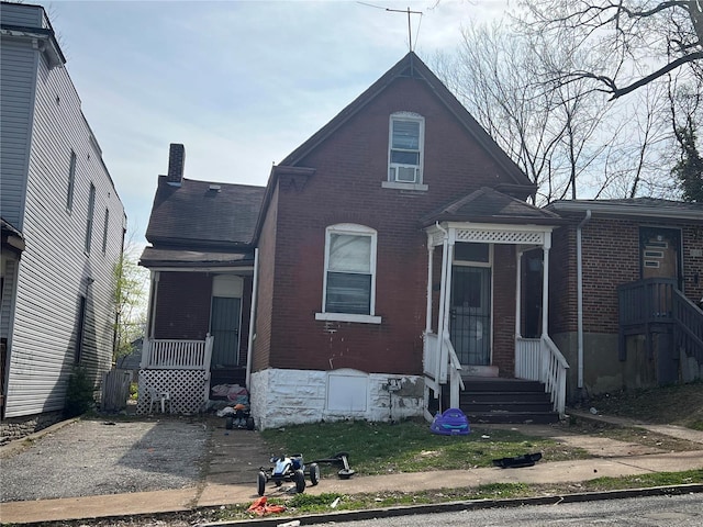 view of front of property featuring covered porch