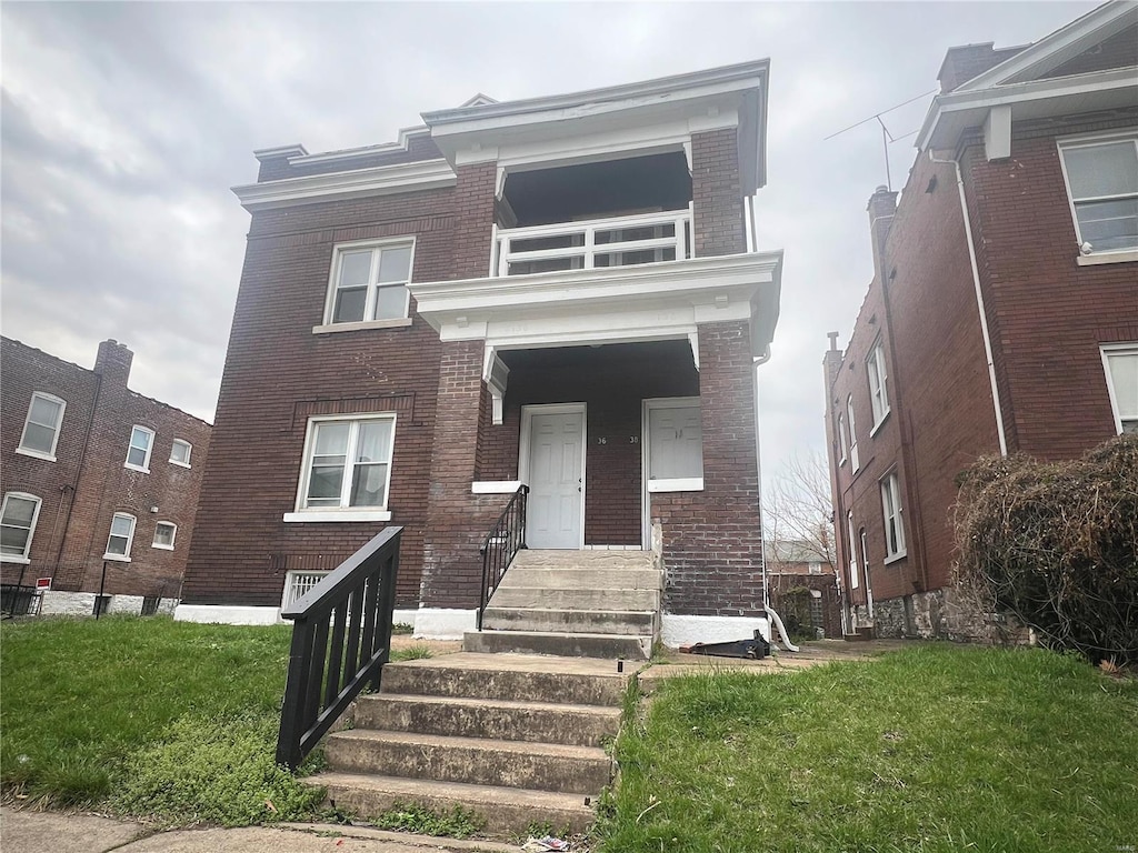 view of front of home with a front yard