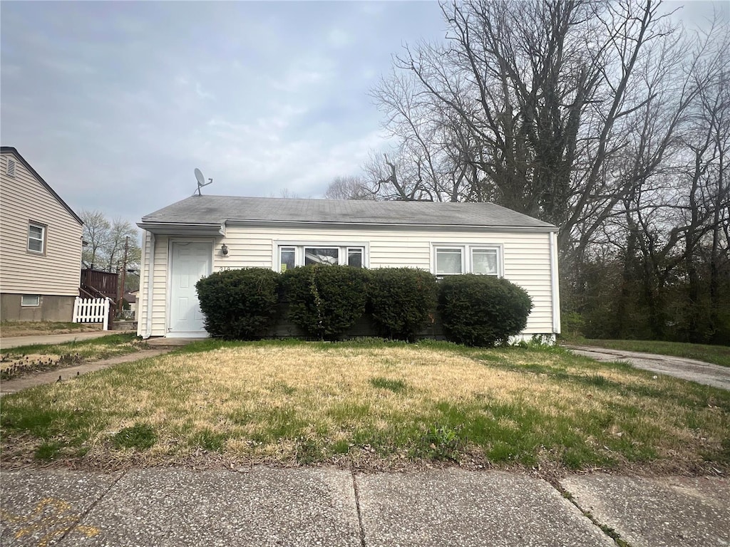 view of front of house with a front yard