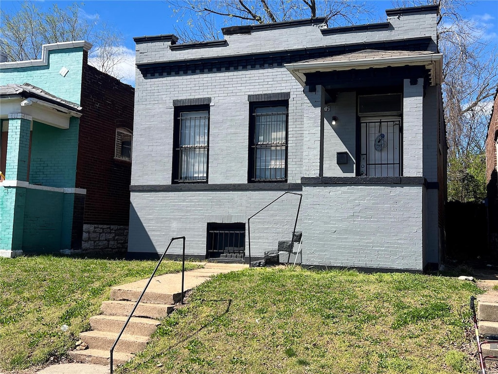 view of front of house featuring a front yard