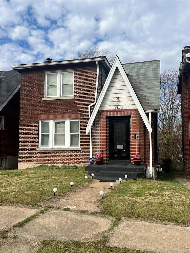 view of front facade with a front yard