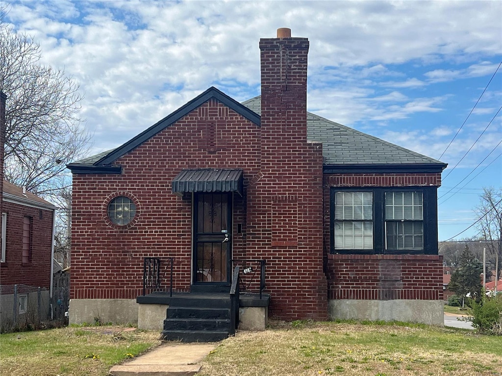 view of front of house with a front lawn