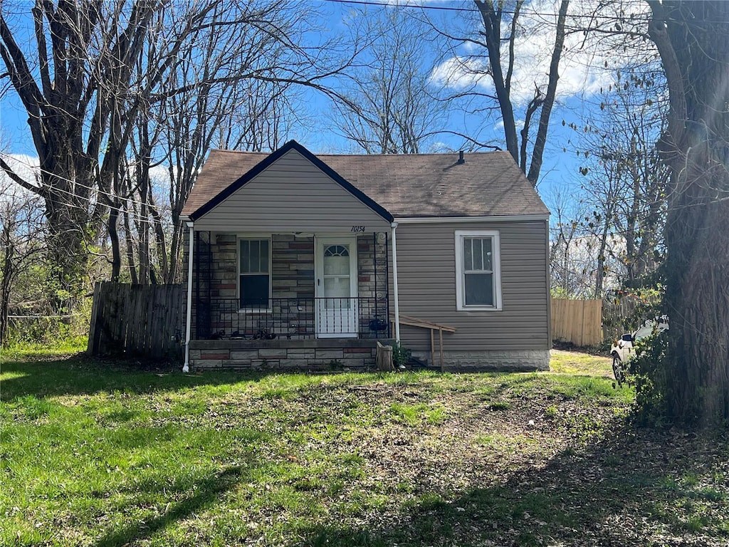 view of front of house featuring a porch and a front lawn