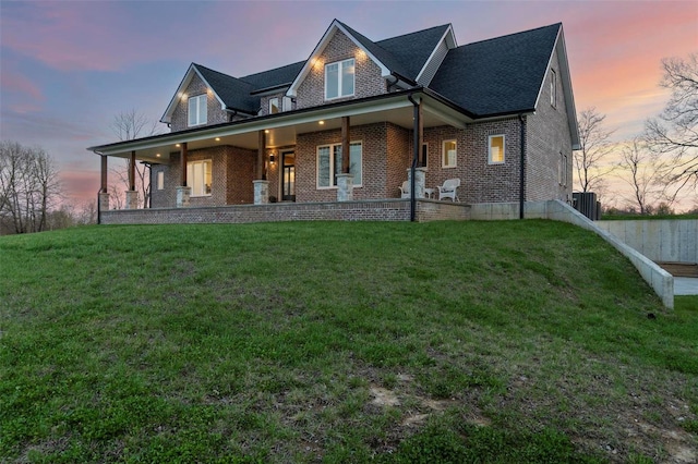 view of front of property featuring a yard