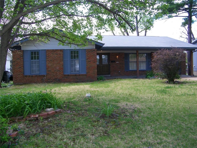 ranch-style house featuring a front lawn