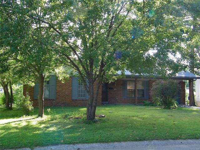 single story home featuring a front yard