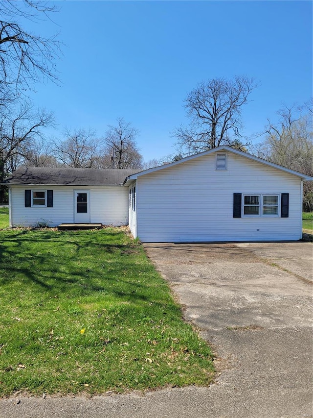 view of front of house featuring a front yard