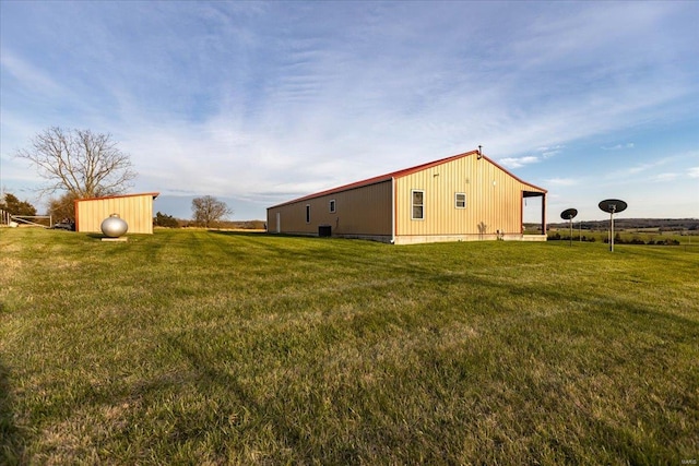 view of yard featuring an outdoor structure