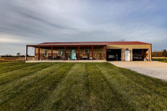 view of front facade featuring a front lawn and a porch