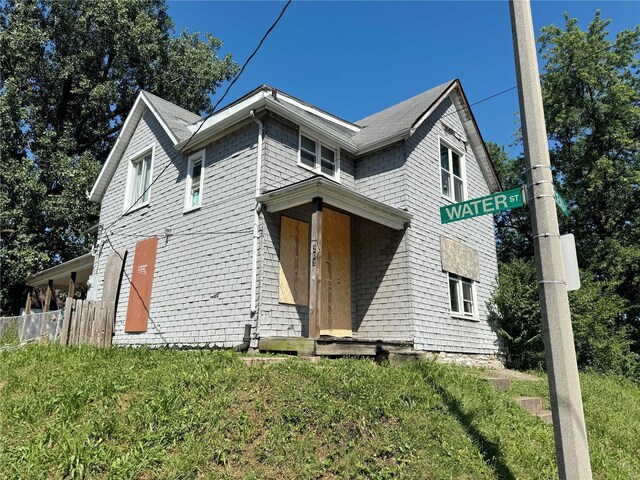 view of front of home with a front yard