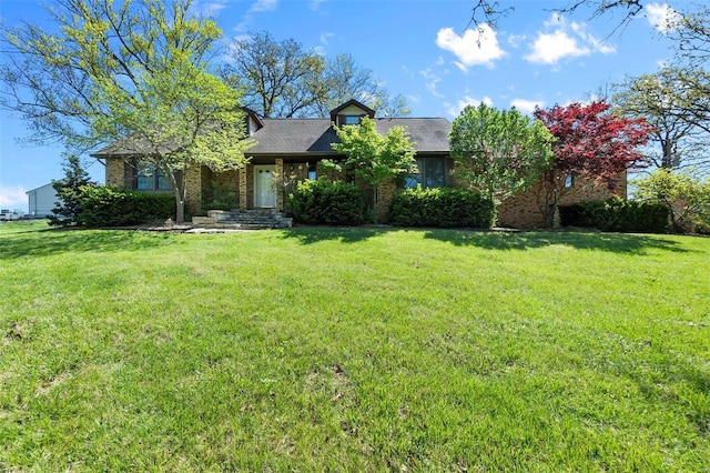 view of front facade featuring a front lawn