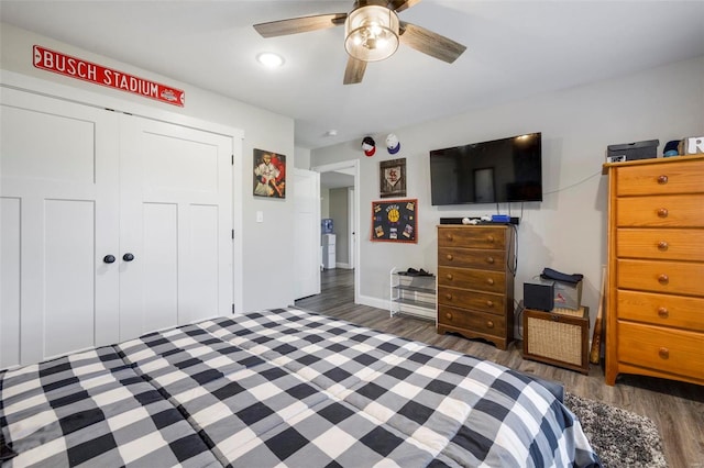 bedroom featuring ceiling fan, a closet, and dark hardwood / wood-style floors