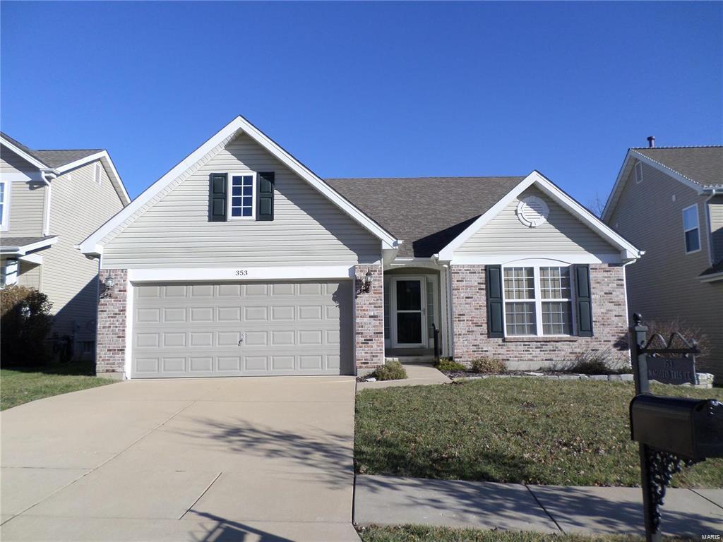 view of front of house featuring a front yard and a garage