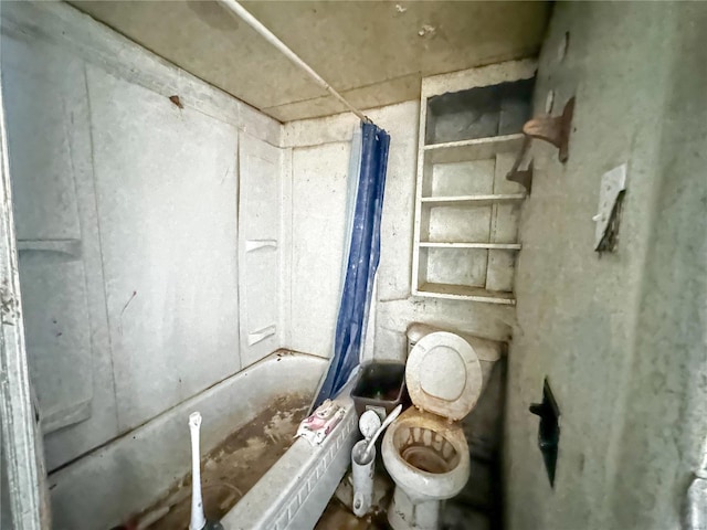 bathroom featuring toilet and shower / tub combo