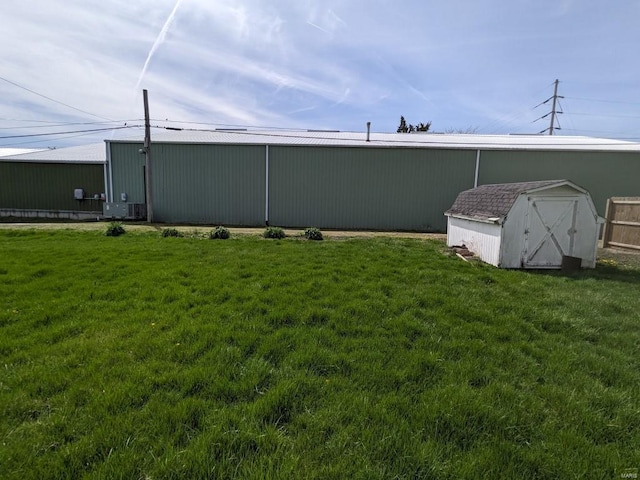 view of yard featuring a storage shed