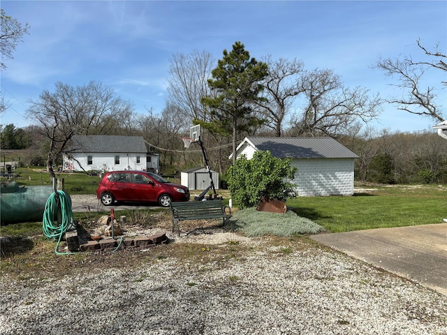 view of yard featuring a storage shed