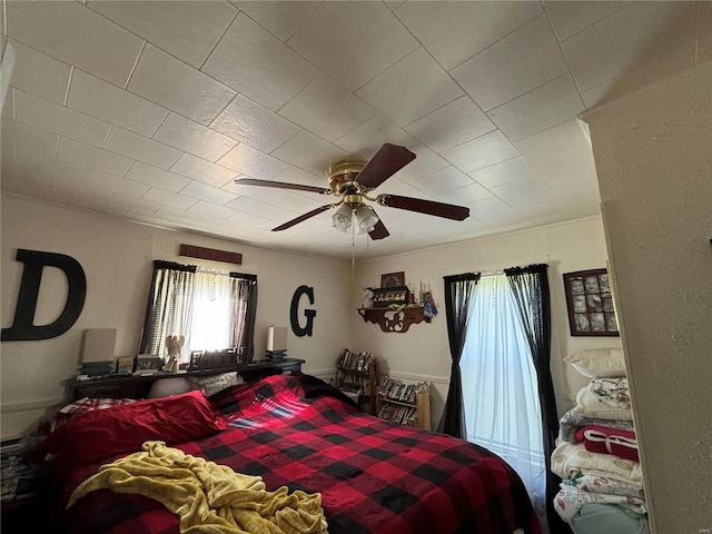 bedroom featuring ceiling fan