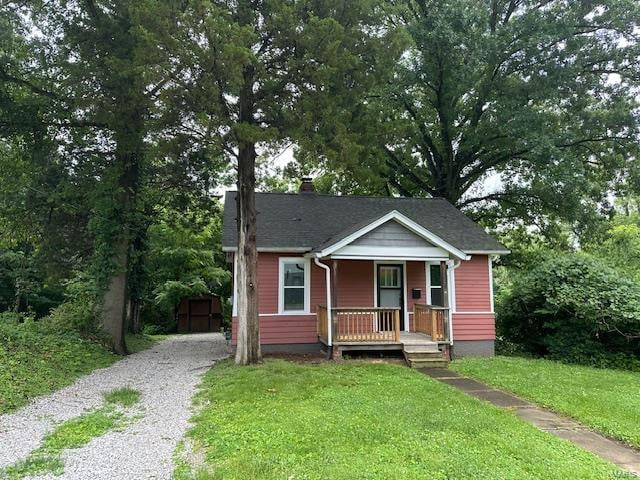 bungalow with a front lawn and covered porch