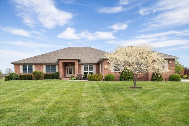 view of front of property featuring a front yard