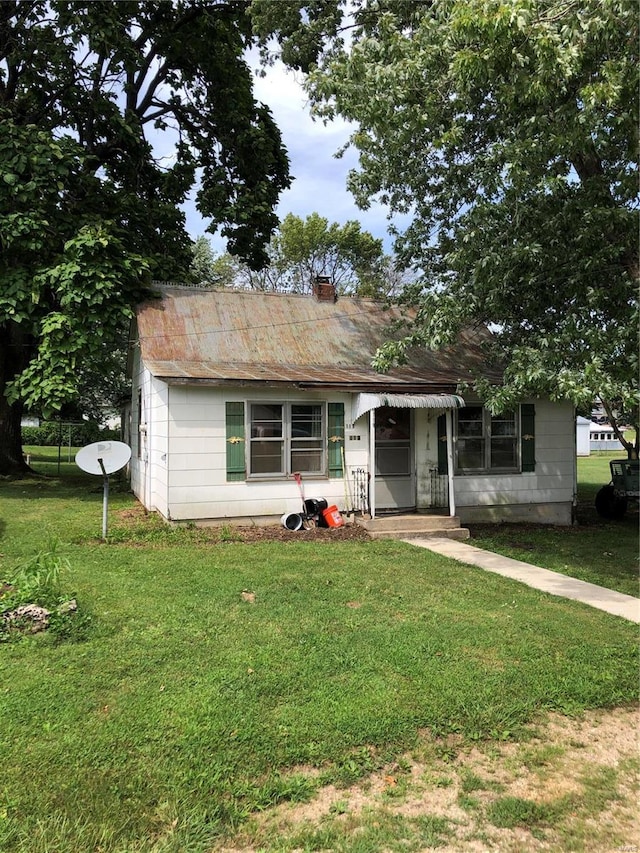 single story home with a front yard