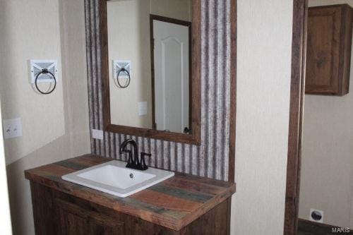 bathroom featuring oversized vanity