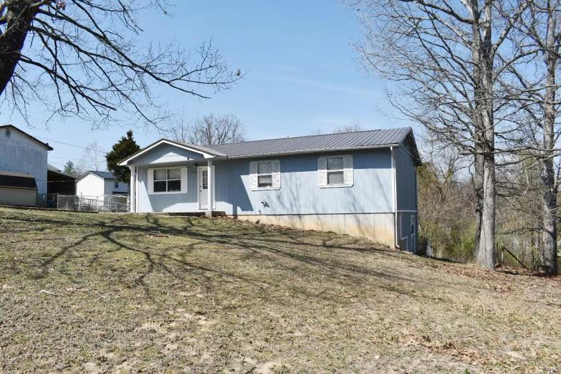 view of front of house with a front lawn