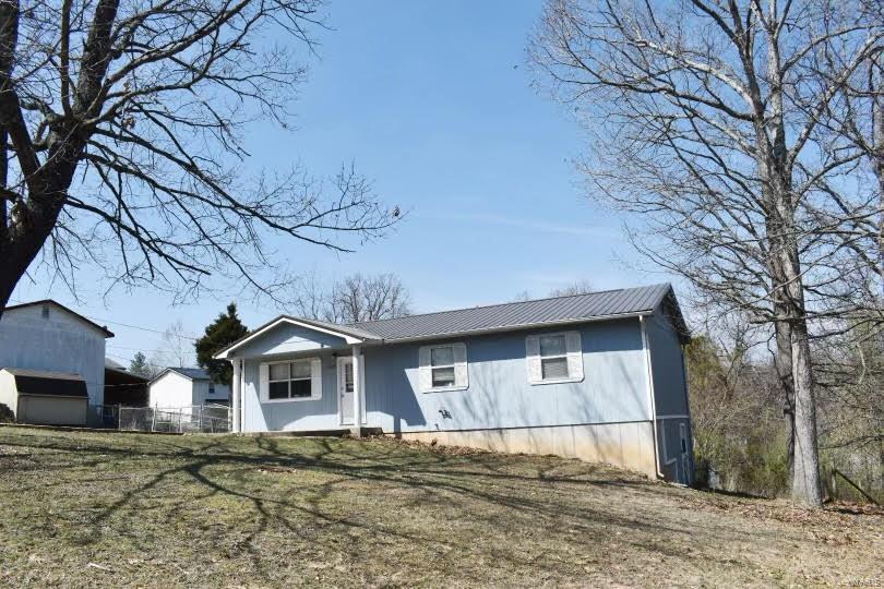 view of front of home featuring a front lawn