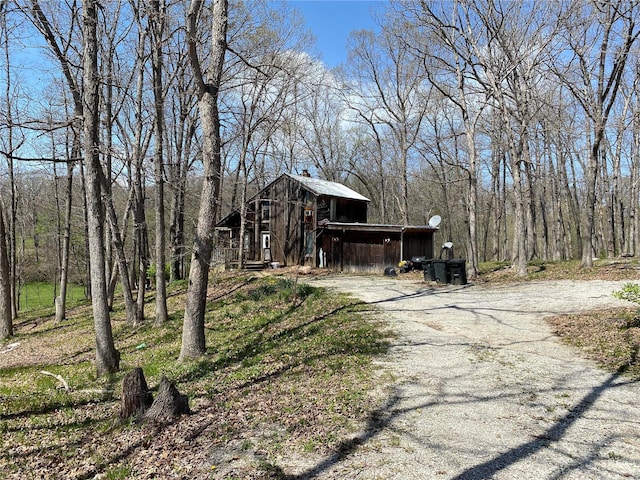 view of yard with an outdoor structure