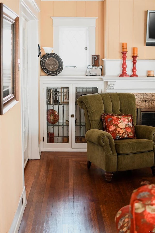 sitting room with dark hardwood / wood-style floors