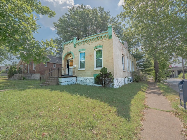 view of front of home featuring a front lawn