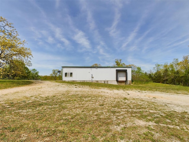 view of yard featuring an outdoor structure