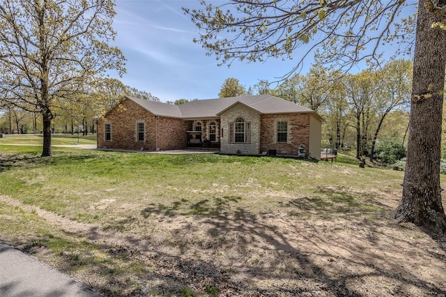 single story home with a front lawn