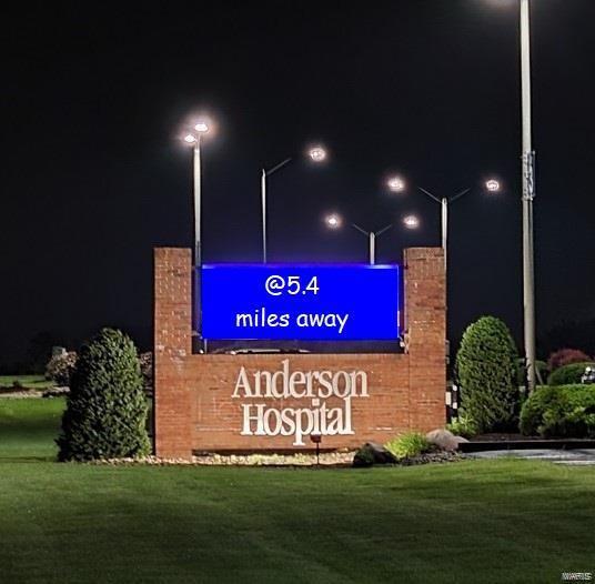 community sign with a yard