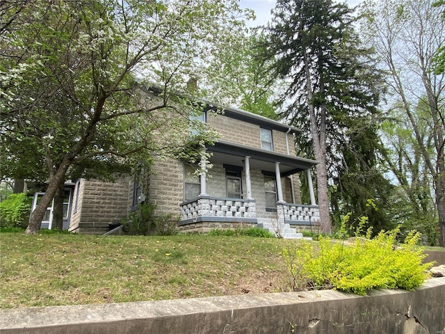 view of front of house featuring a front yard and a porch