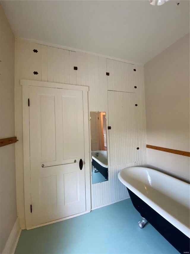 bathroom featuring concrete flooring and a bathtub